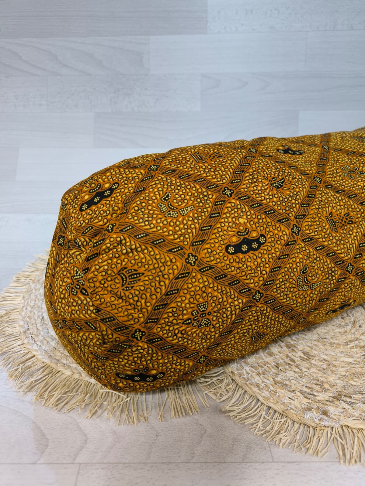 Bantal guling Batik Ceplok (wasbaar rolkussen)
