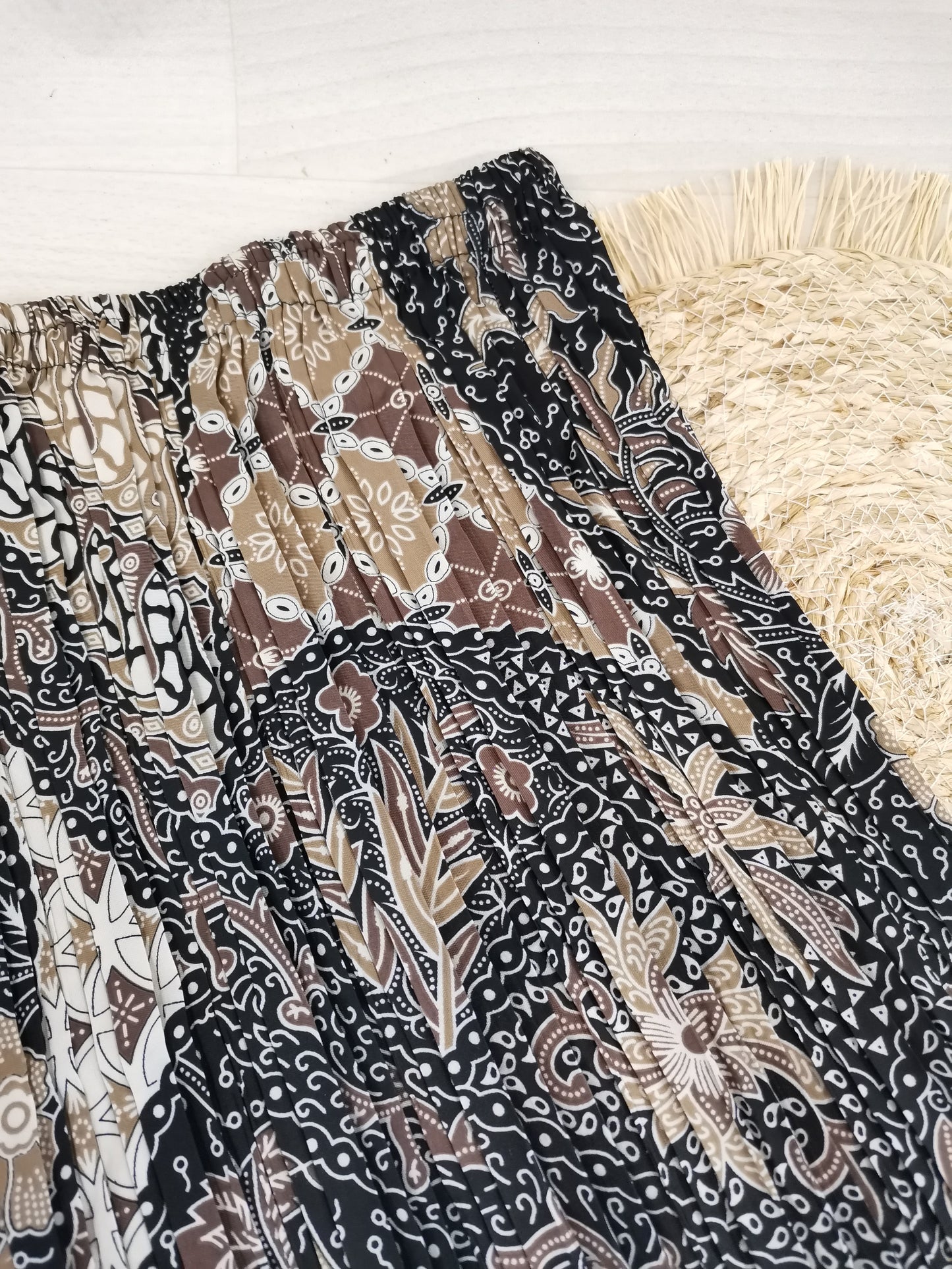 Plissérok zwart met bruine batikprint
