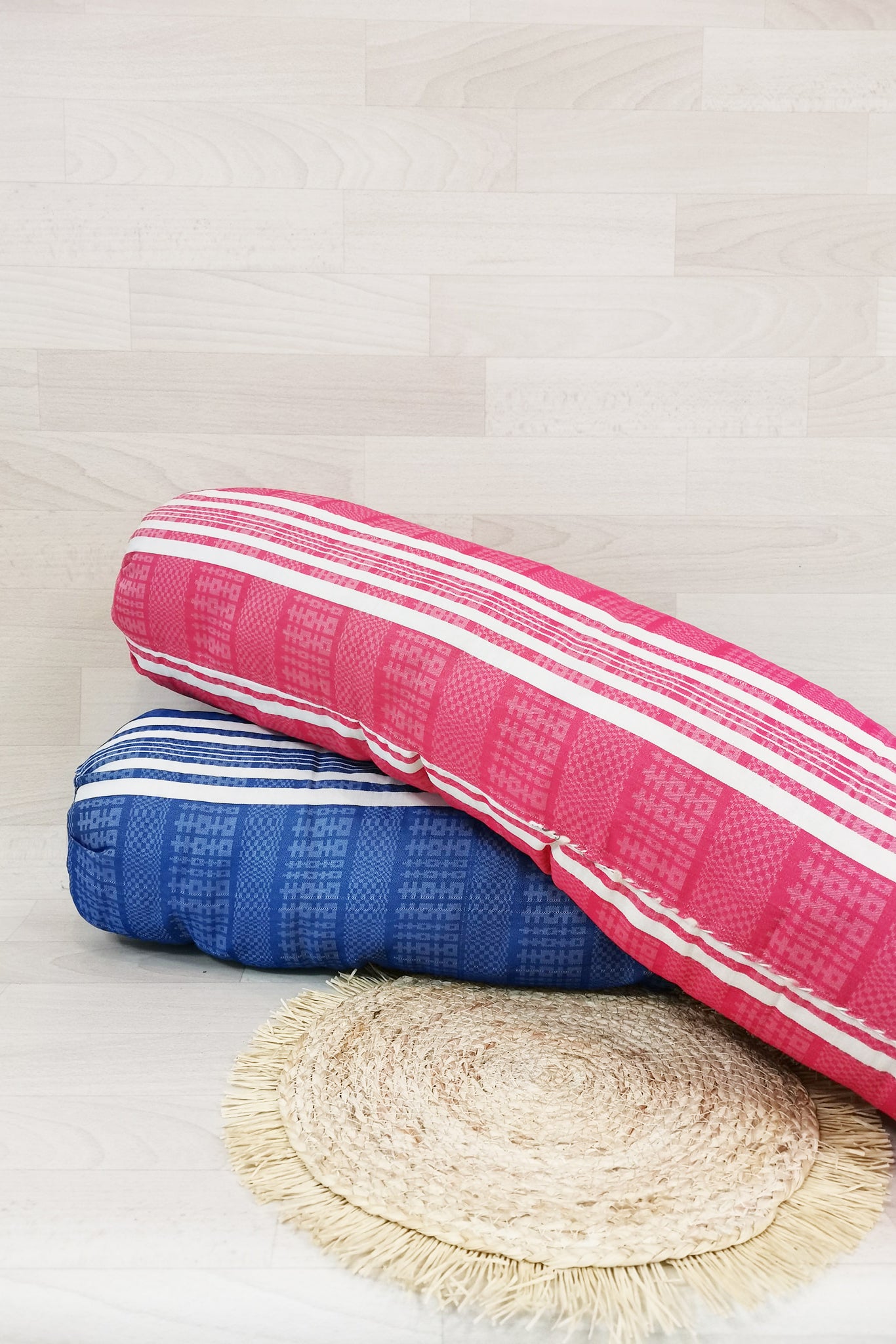 De enige echte bantal guling, rolkussen van kapok traditioneel en comfortabel