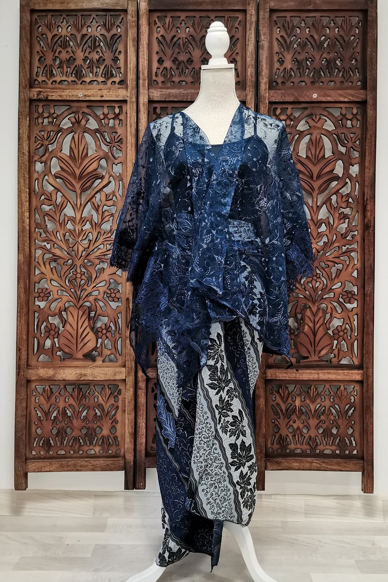 Ruime kebaya blouse, cape, donkerblauw, ook voor grote maten