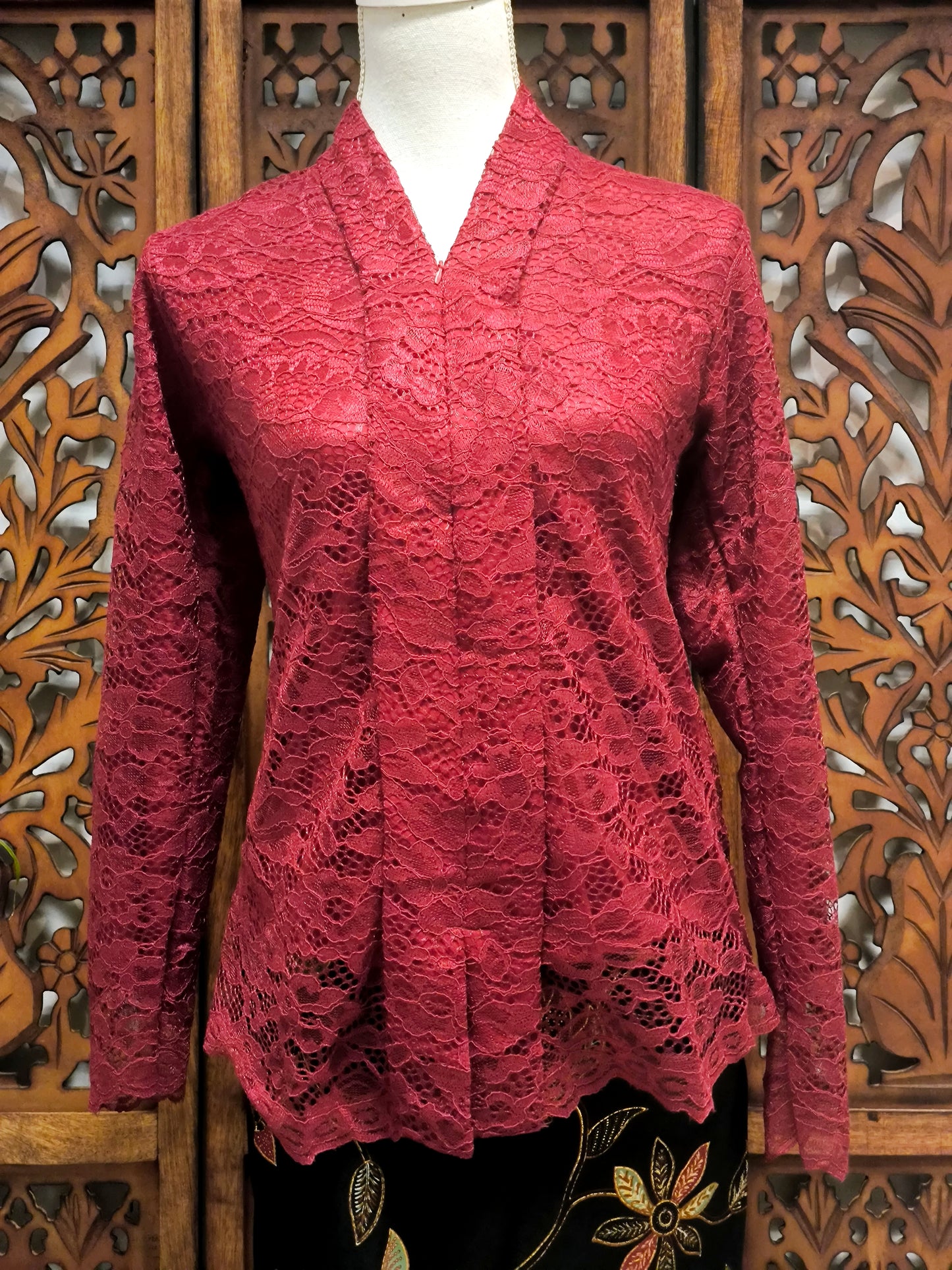 Luxe en elegante kebaya, gevoerd en met rits, bordeaux, maat S t/m XXL