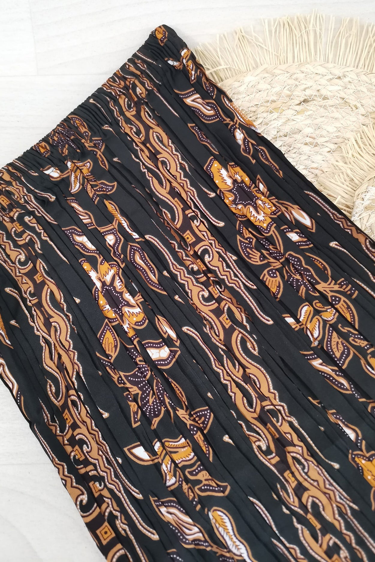 Plissérok   met traditionele batikprint met bloemen (Ceri Coklat)