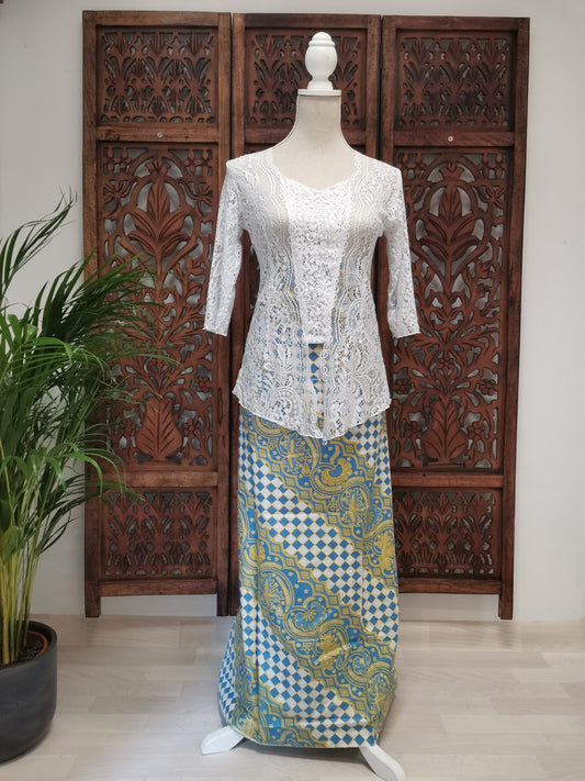 Lichtblauwe sarong met ruit- en bloemenmotief