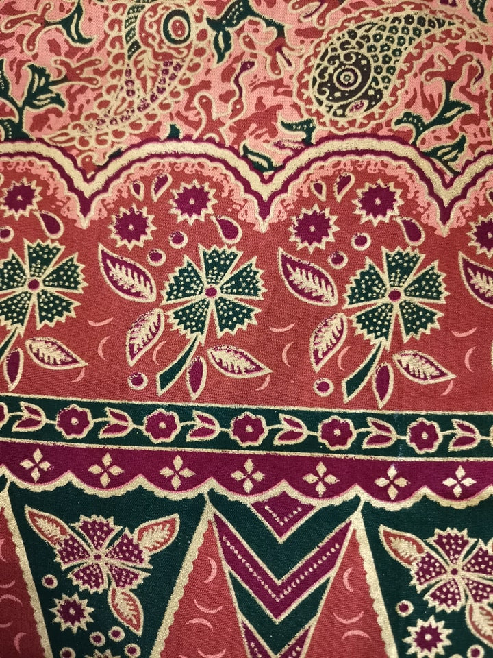 Traditionele sarong Prada Bali Keong verschillende rood/oranje tinten