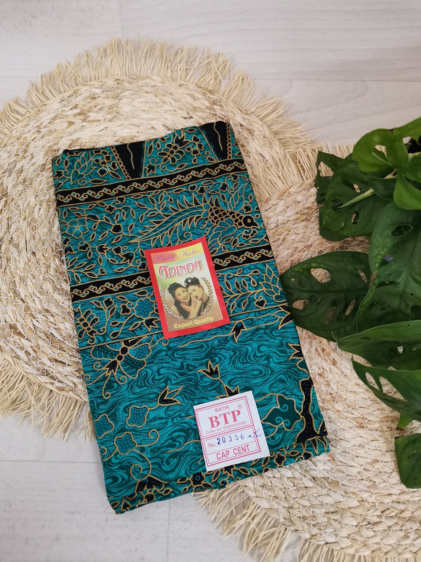Traditionele sarong Prada ranting, turquoise en zwart met goud en vogels
