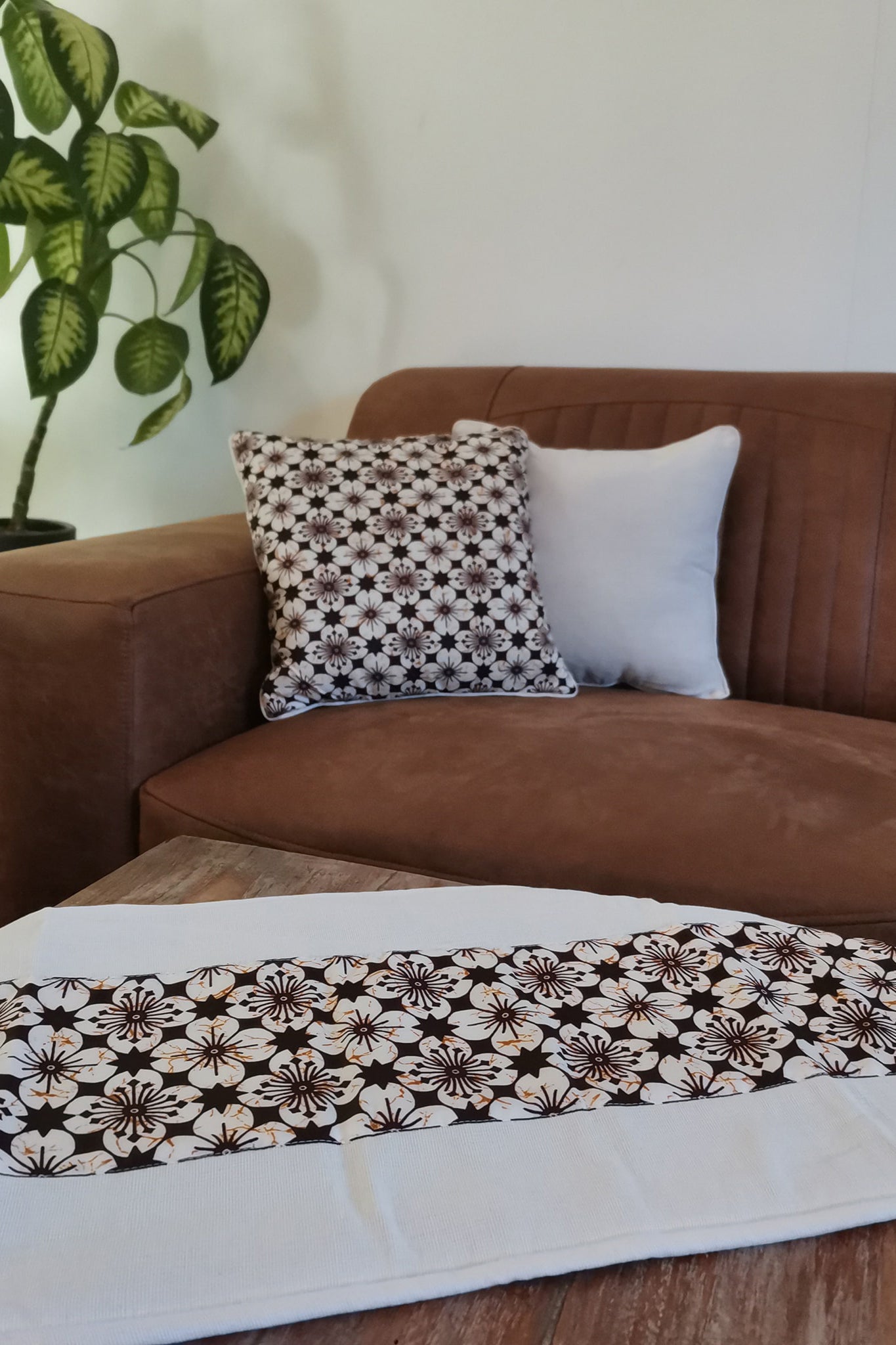 Tafelloper batik ceplok, loper wit bruin