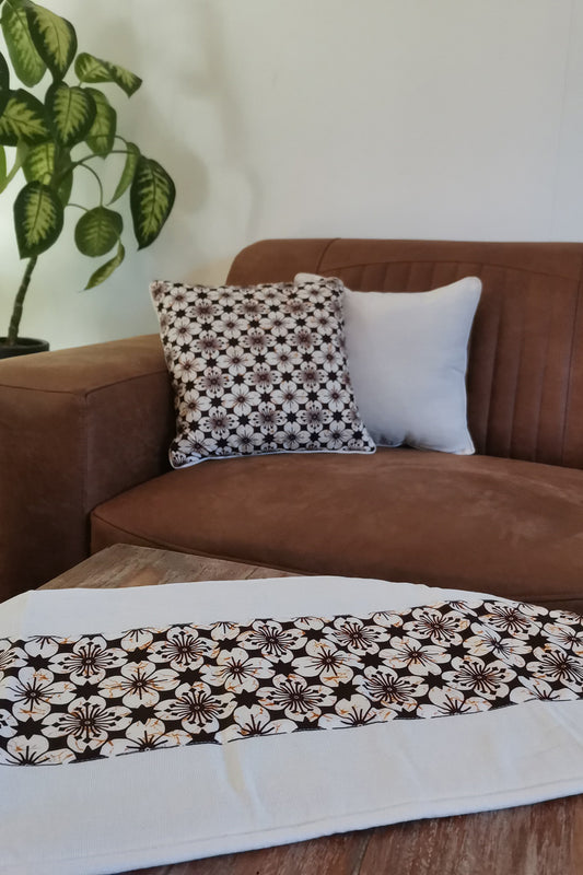 Tafelloper batik ceplok, loper wit bruin